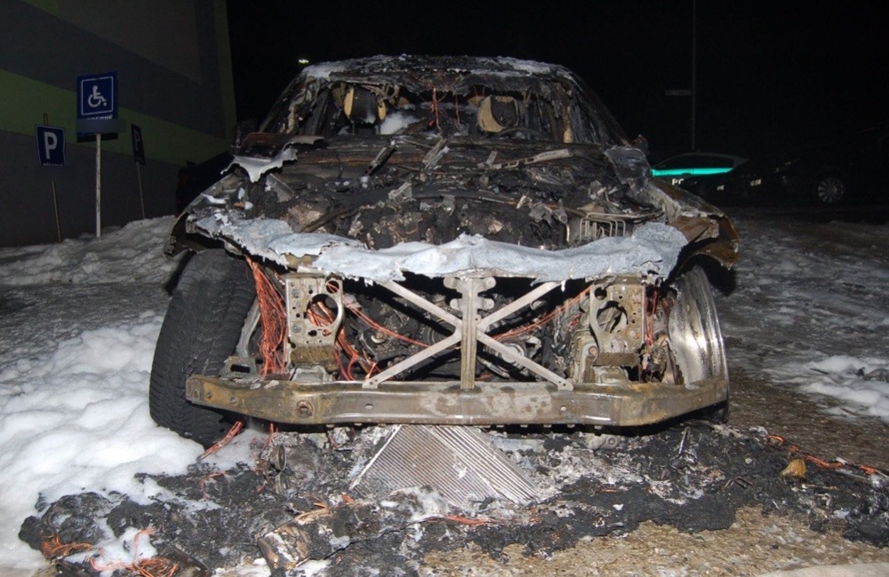 VIDEO: Počas noci došlo v Čadci k požiaru ďalšieho auta, tentokrát oheň úplne zničil vozidlo značky Mercedes Benz 