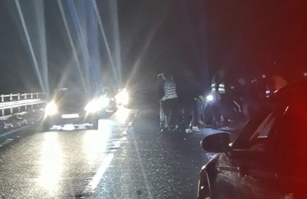 Foto: VIDEO: Na cestu pri Ružomberku sa zosunuli kamene. Ľudia ich spoločnými silami odniesli mimo vozovky
