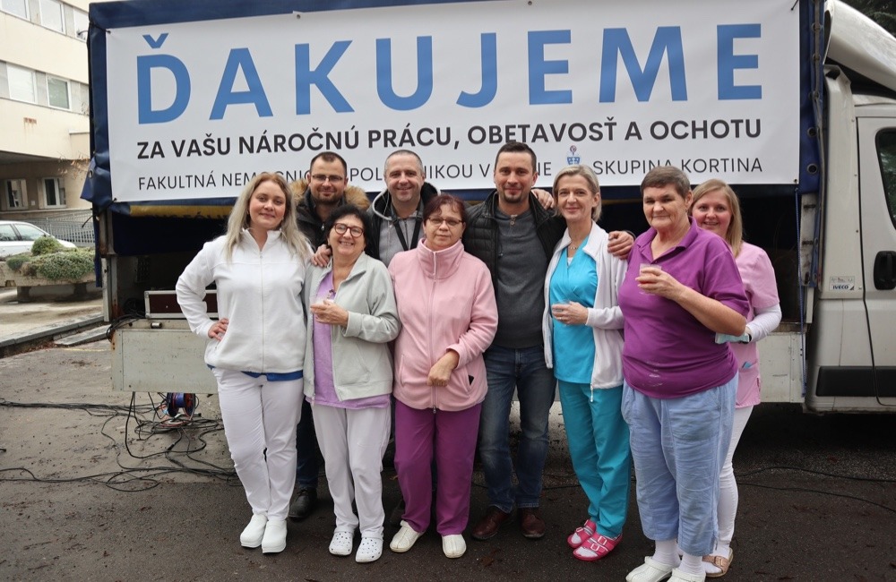 PHOTO : L’hôpital de Žilina a accueilli un divertissement de Štefan, le groupe de musique Kortina a joué pour les patients et les employés
