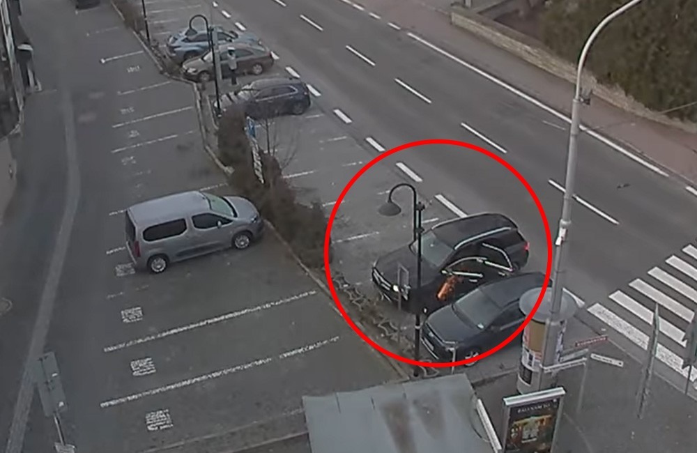 Foto: VIDEO: Vodič čierneho Mercedesu odrezal papuču na aute karbobrúskou, hrozí mu päť rokov väzenia