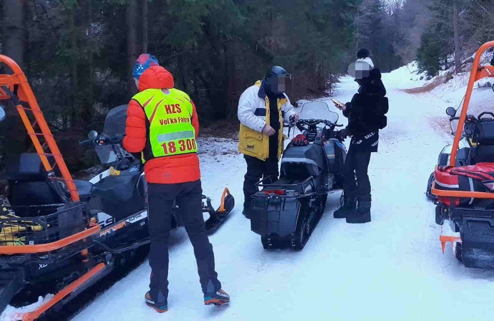 Dvojica hľadala muža s prevrátenou štvorkolkou, pokazil sa im však snežný skúter a uviazli v horách