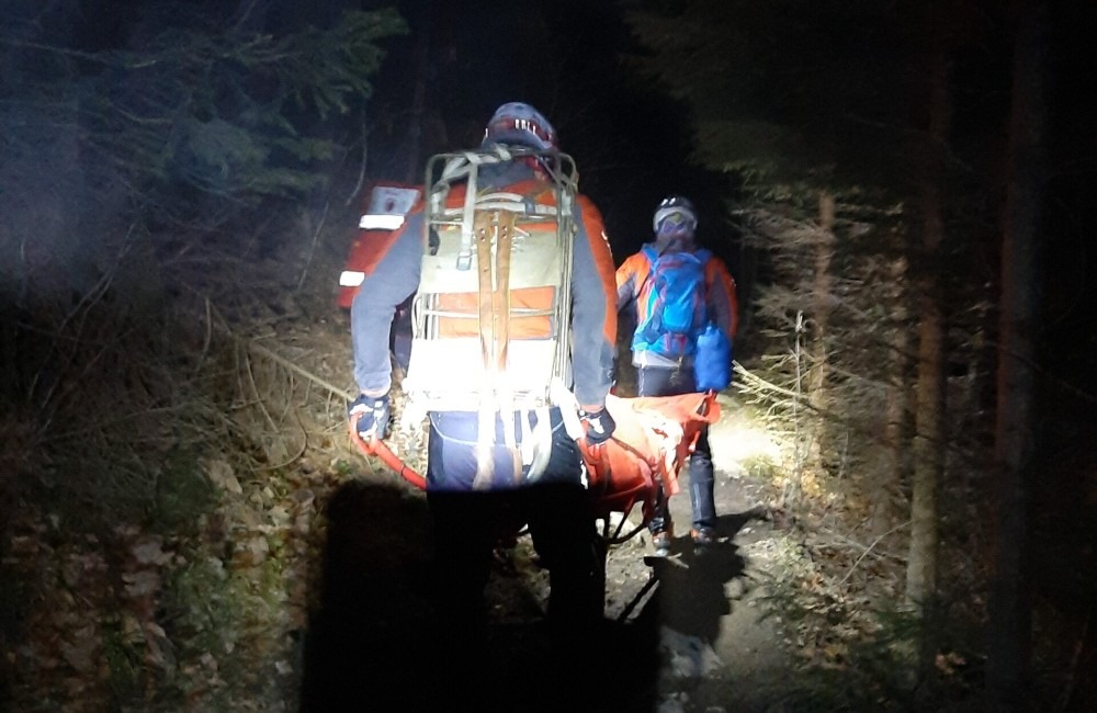Foto: Počas zostupu z Chaty na Grúni sa zranil 31-ročný Slovák, pomáhali mu horskí záchranári