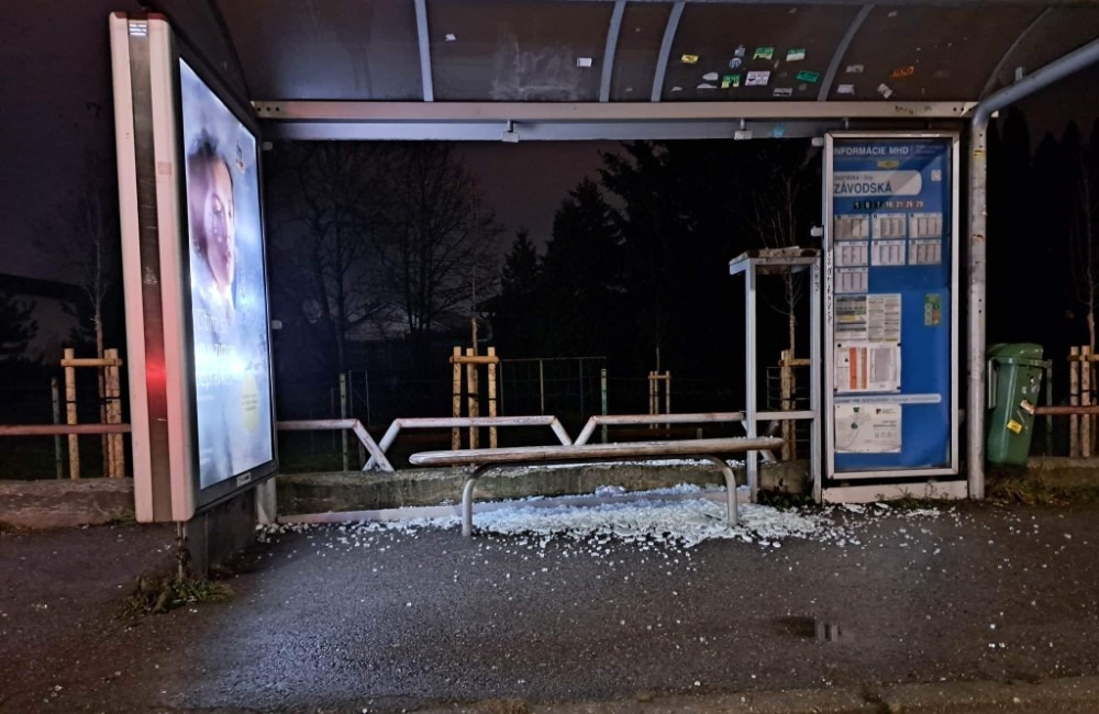 Foto: Rozbité žilinské zastávky opravia v januári, iný materiál prístreškov by vandalov podľa mesta neodradil
