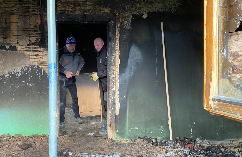 FOTO: Na Kysuciach vyhorel drevený rodinný dom, dobrovoľní hasiči pomohli s jeho vypratávaním