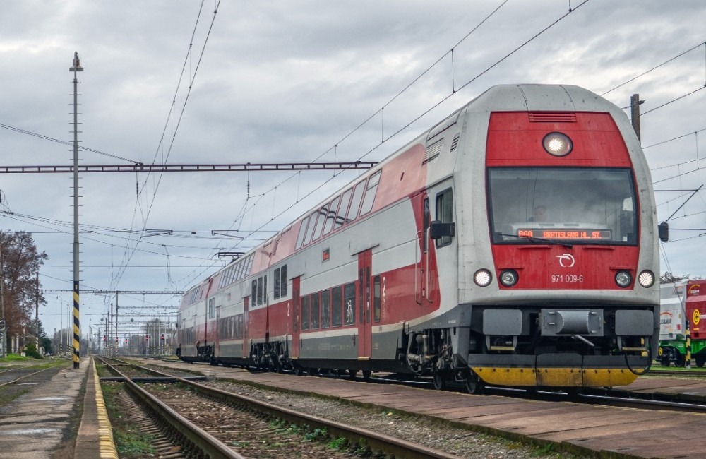 ZSSK odľahčí plné vlaky na úseku Bratislava – Žilina pridaním vozňov počas najviac vyťažených dní
