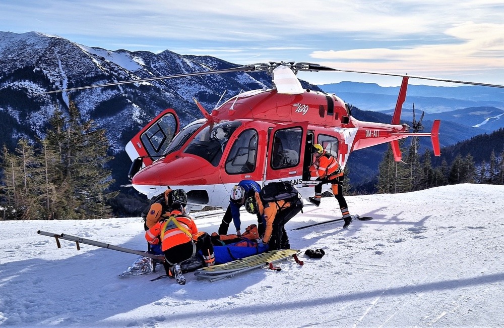 Foto: V Jasnej zasahovali leteckí záchranári, 19-ročná americká lyžiarka sa zrazila s dvomi lyžiarmi