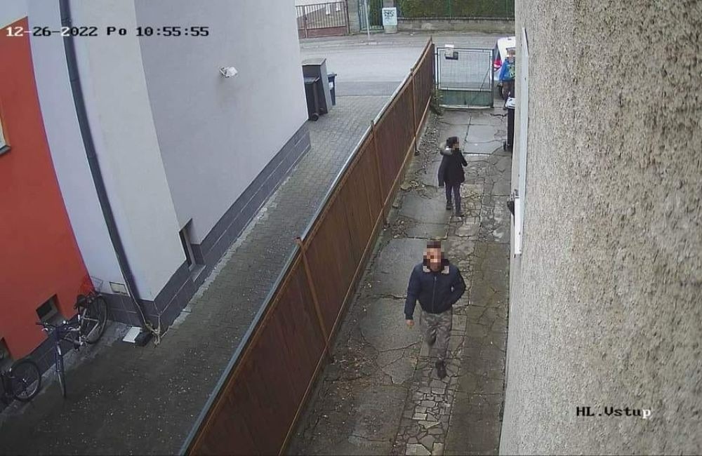 Dvaja muži neoprávnene vstupujú do dvorov v centre Žiliny, ich obyvatelia varujú pred odcudzením majetku