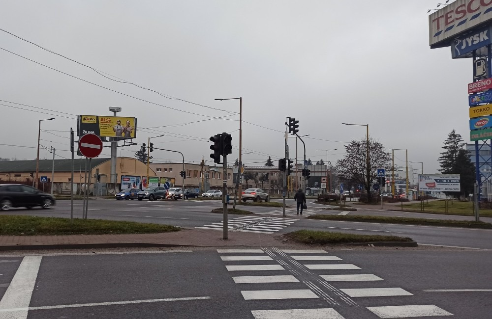 Foto: Na dvoch križovatkách na Košickej ulici stále nefungujú semafory, premávku riadi polícia