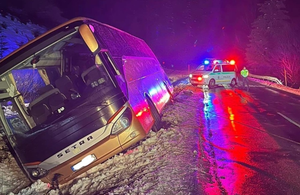 Foto: FOTO: Vodič havarovaného autobusu na Liptove zabránil tragédii, dnes sa ďalší autobus zrazil s kamiónom