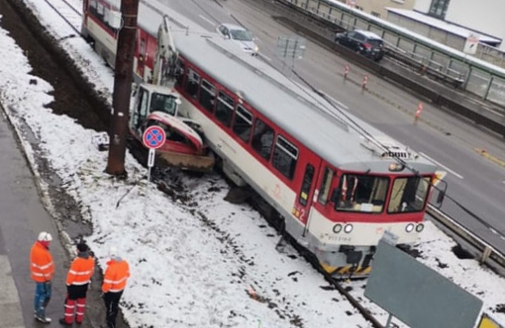 Foto: V širšom centre Žiliny došlo k zrážke minibagra s osobným vlakom smerujúcim do Rajca