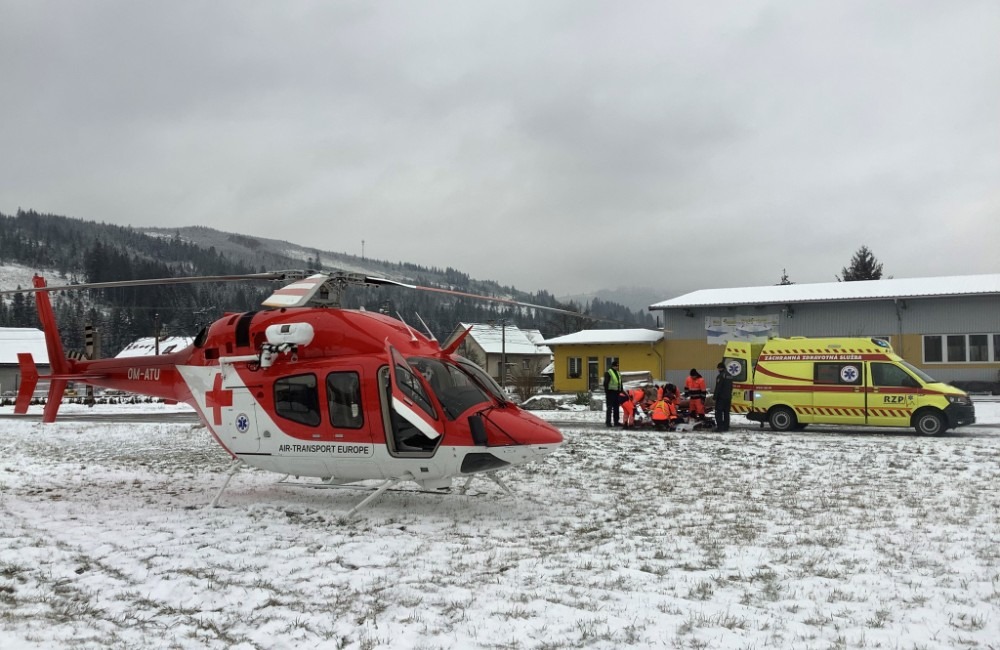 Muž si pri páde z 5-metrovej výšky vážne poranil hlavu, leteckí záchranári ho previezli do nemocnice v Žiline