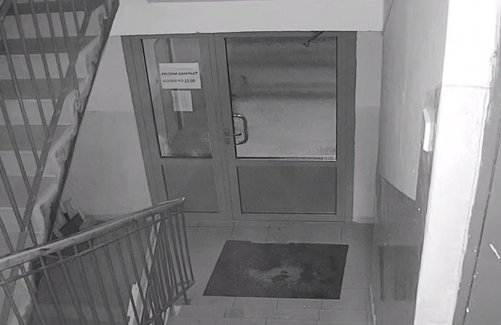 VIDEO: Bezpečnostná kamera zachytila muža, ktorý sa v noci pokúšal vniknúť do vchodu na Hlinách