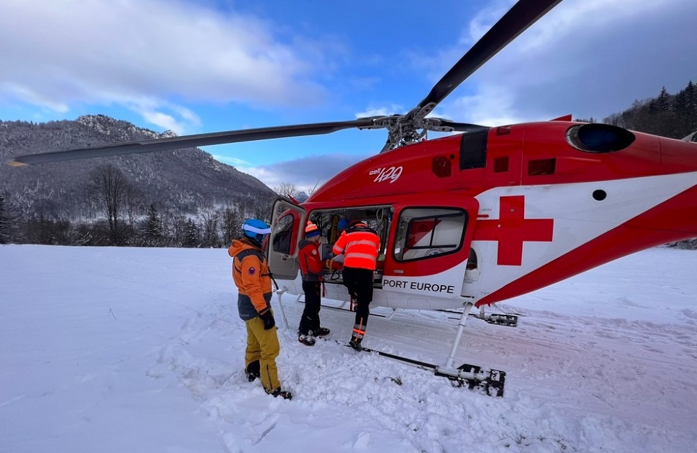 Foto: Nešťastným pádom si 15-ročný lyžiar na Pasekách poranil hlavu, na pomoc mu prišli i leteckí záchranári