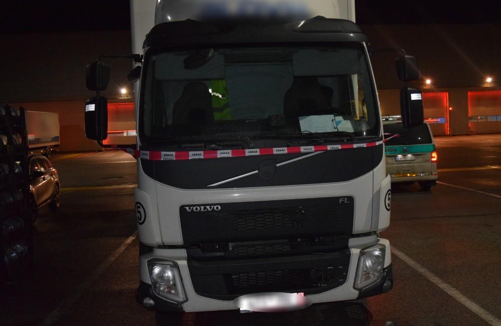 Foto: Do brány výrobného závodu v Tepličke nad Váhom narazil opitý vodič s takmer 3 promile