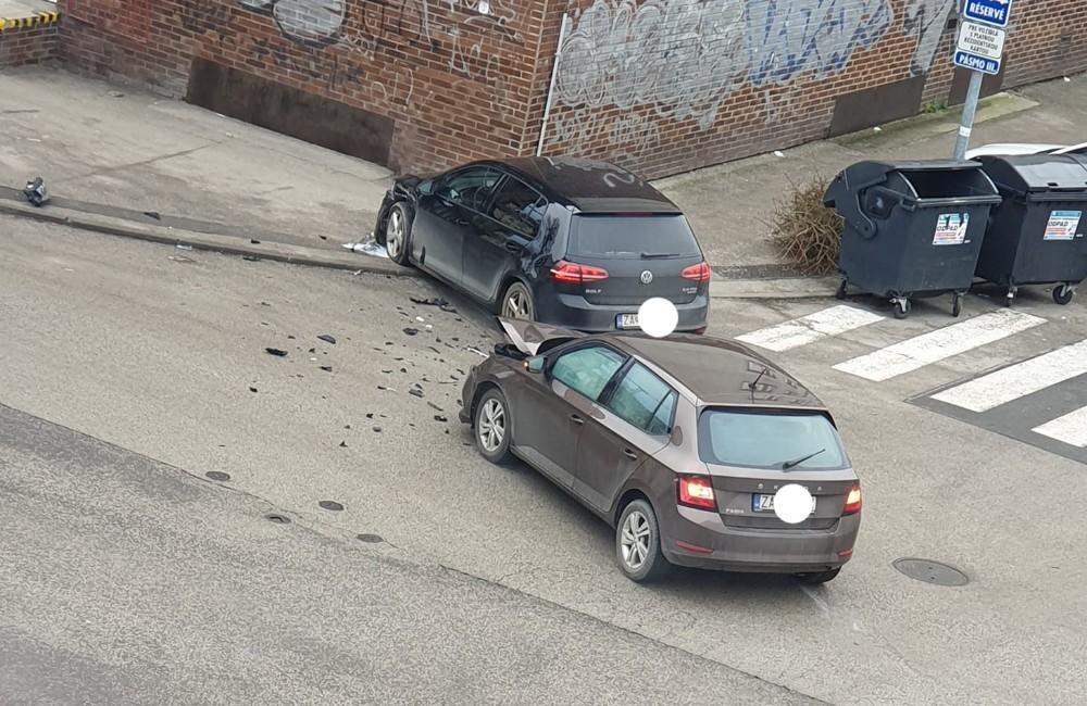 Foto: Na križovatke s ulicou Bratislavská sa zrazili dve osobné autá, unikli z nich prevádzkové kvapaliny