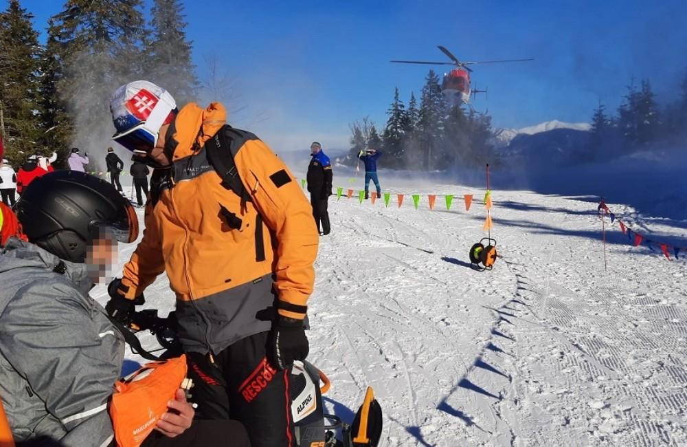 Foto: Na Martinkách sa pri páde vážne zranil lyžiar, odviezol ho žilinský záchranársky vrtuľník