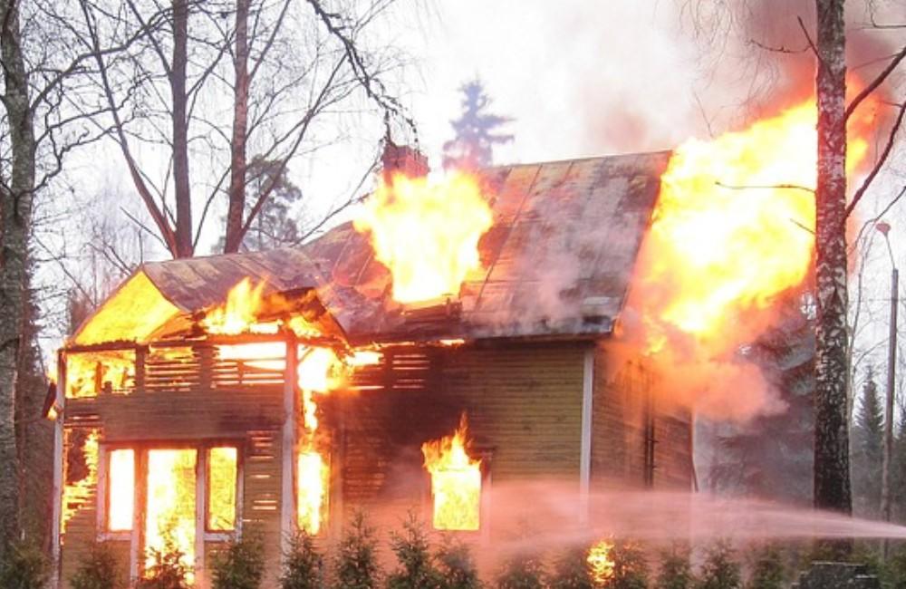 Foto: V Hornom Vadičove vyhorela drevenica, pri požiari bola zranená osoba a zasahovalo až 22 hasičov