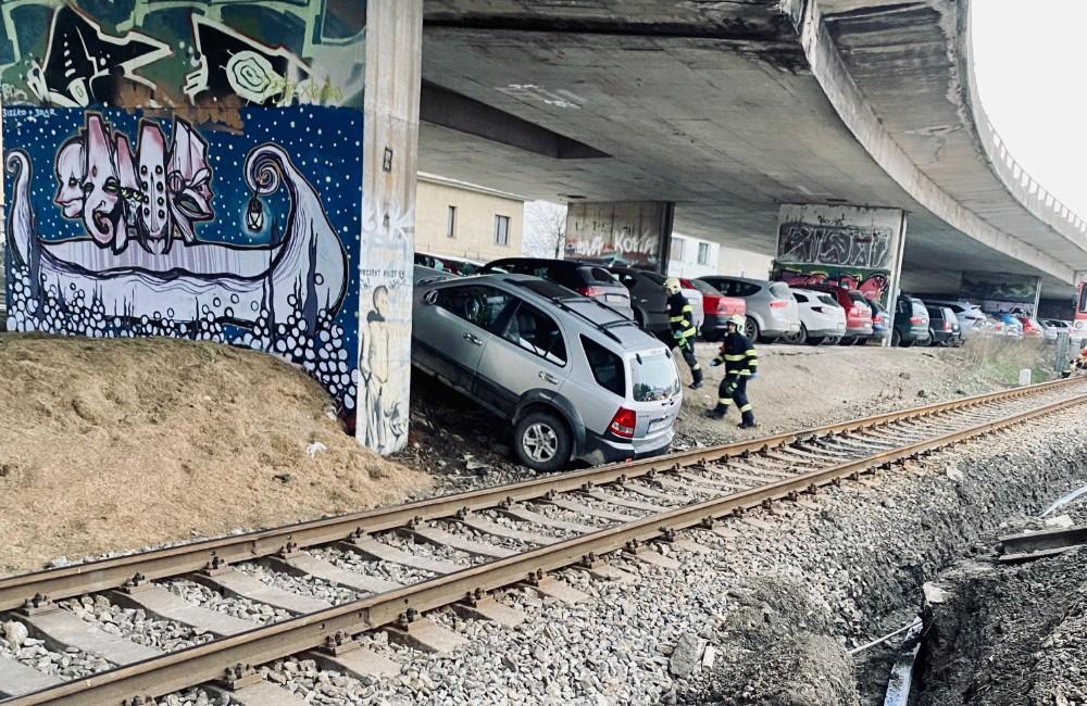 Foto: Zle zaparkované auto pod žilinskou Estakádou zišlo do nebezpečnej blízkosti železničnej trate