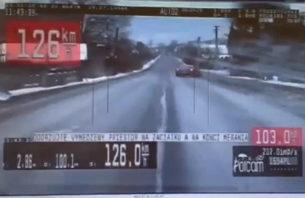 Foto: VIDEO: Len 17-ročný vodič z Oravy v obci predbiehal kolónu rýchlosťou 126 kilometrov za hodinu