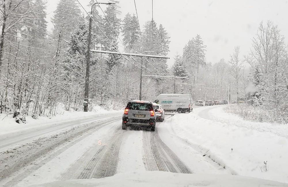 Foto: FOTO: Intenzívne sneženie komplikuje situáciu na žilinských cestách. Šmýka sa autám, ale aj kamiónom a vodičom MHD