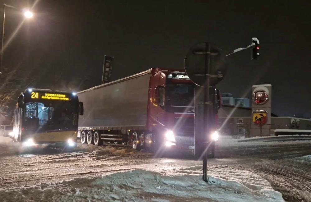 Foto: VIDEO: Kamión predbiehal kolónu na križovatke v Celulózke, cez semafor prešiel na červenú