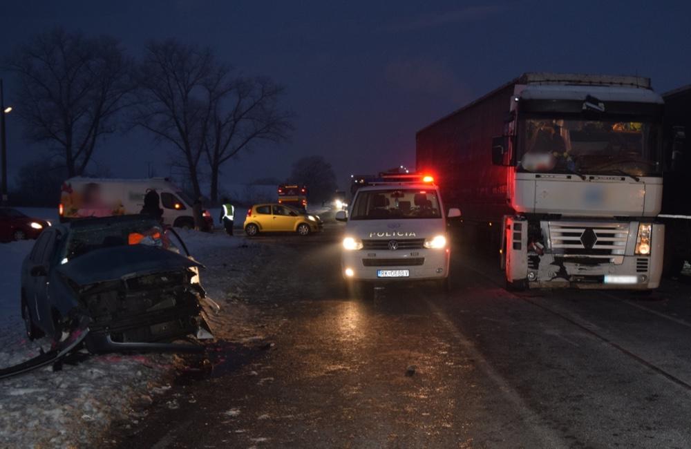 Foto: Po zrážke s kamiónom bola 19-ročná vodička z Liptova prevezená do nemocnice
