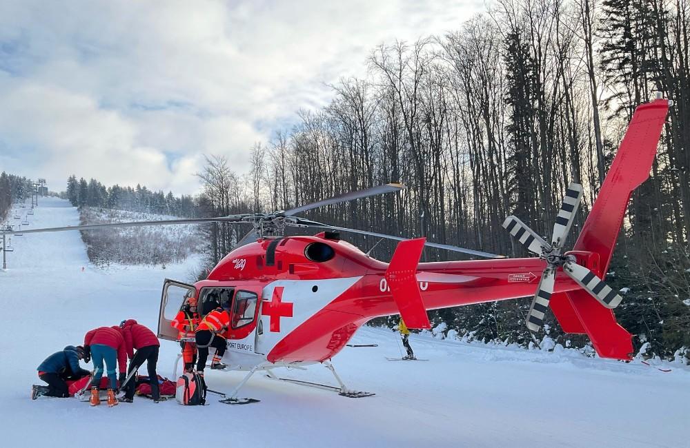Foto: Záchranári po zrážke lyžiarov oživovali 8-ročného chlapca vo Veľkej Rači, ďalšie dieťa bolo zranené vo Vrátnej