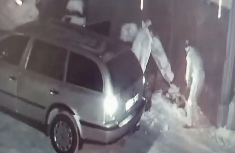 VIDEO: Dvojica zlodejov ukradla primrznuté kolesá spred autoservisu na Liptove, vrátili sa dvakrát