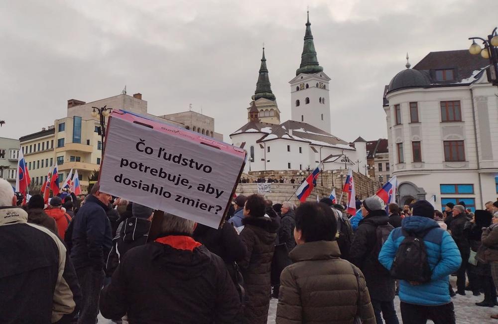 Foto: REPORTÁŽ: „Pochod za mier“ v Žiline mal byť nestranný, medzi rečníkmi však vystúpili Kotlebovci