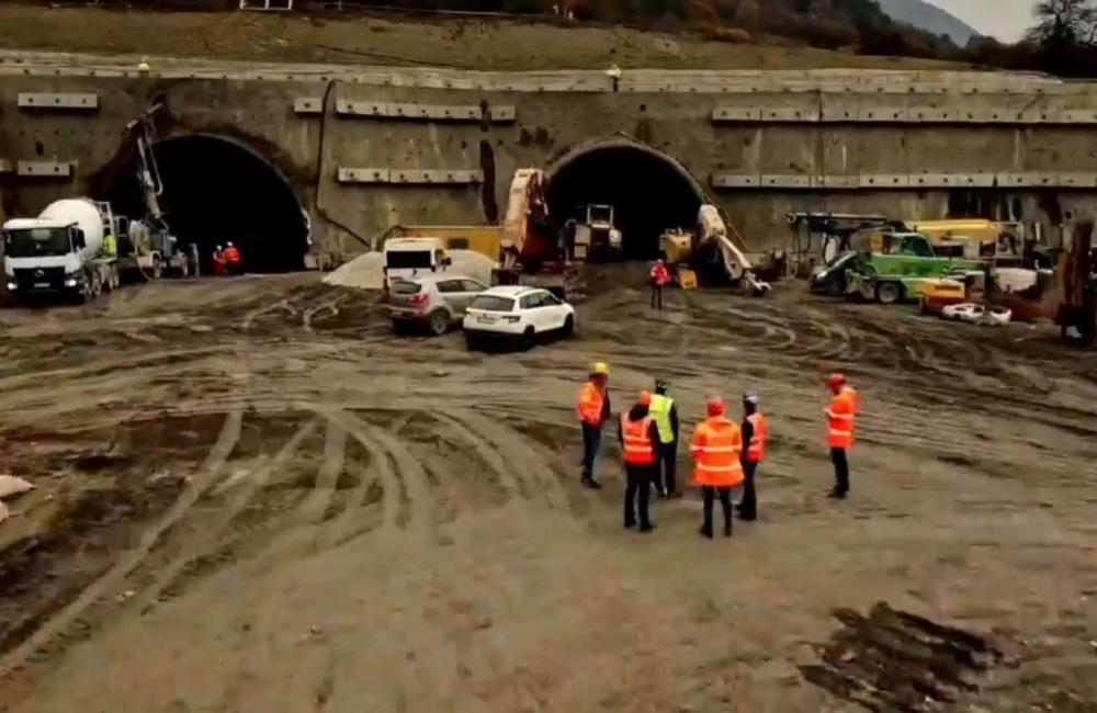 Foto: V diaľničnom tuneli Čebrať prerazili už aj druhú rúru, aktuálne prebiehajú práce na sekundárnom ostení