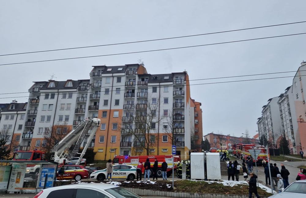 Na žilinskom sídlisku Hájik horí panelák, na mieste zasahuje sedem hasičských áut