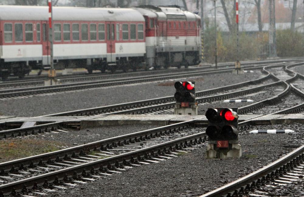 Foto: Medzi stanicami Ľubochňa a Ružomberok zrazil IC vlak osobu. Na mieste sú všetky záchranné zložky