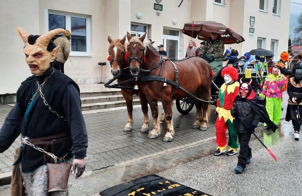 VIDEO a FOTO: Fašiangové sprievody vyrazili do ulíc obcí žilinského okresu aj napriek zlému počasiu