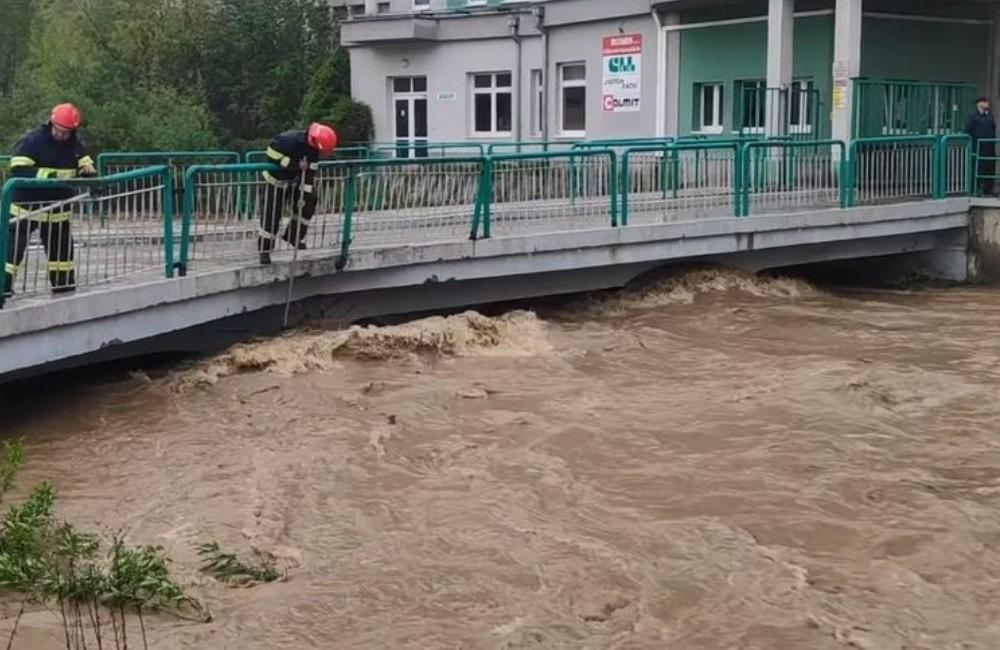Povodne sú už na ústupe, v niektorých obciach Žilinského kraja však naďalej platí výstraha II. stupňa