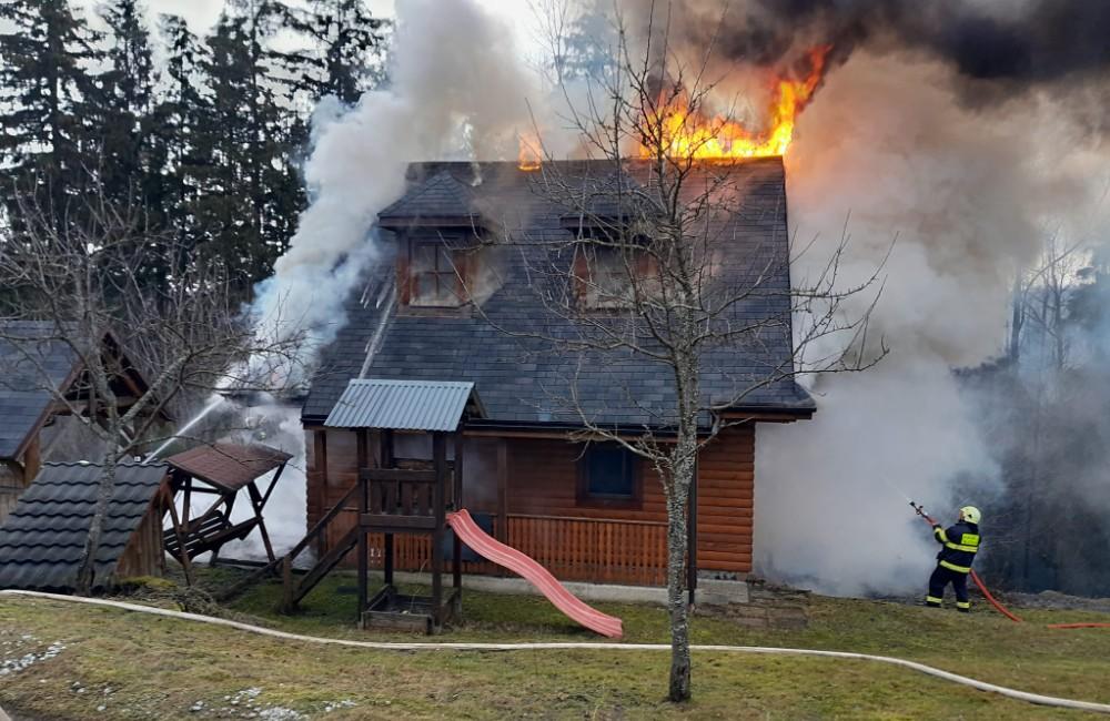 FOTO: Vo Veľkom Rovnom počas víkendu horela chata, ktorú požiar poškodil aj v minulom roku