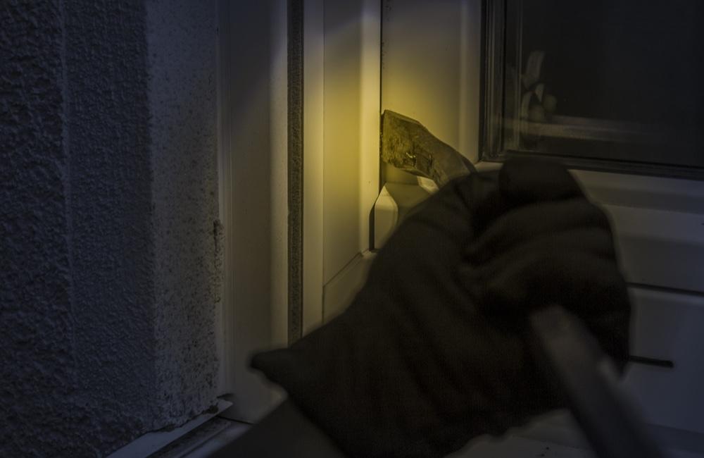 Na žilinskom sídlisku Hájik sa pokúšali do vchodov bytových domov vlámať tri osoby. Skončili v rukách polície