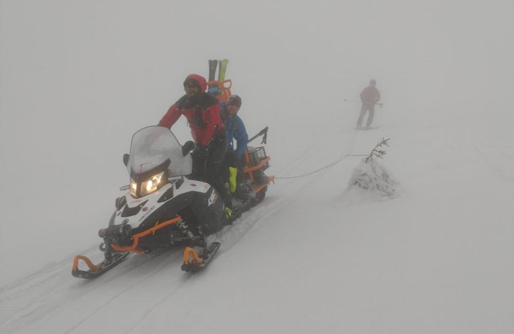 Foto: Skialpinista v dôsledku silného nárazového vetra uviazol pod vrcholom Frčkov, pomohli mu horskí záchranári