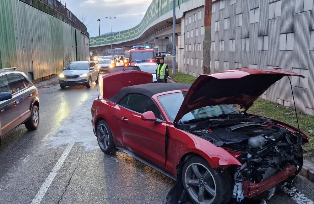 Foto: Vodič Fordu Mustang na Mostnej ulici v Žiline nezvládol riadenie, z nehody vyviazol bez zranení