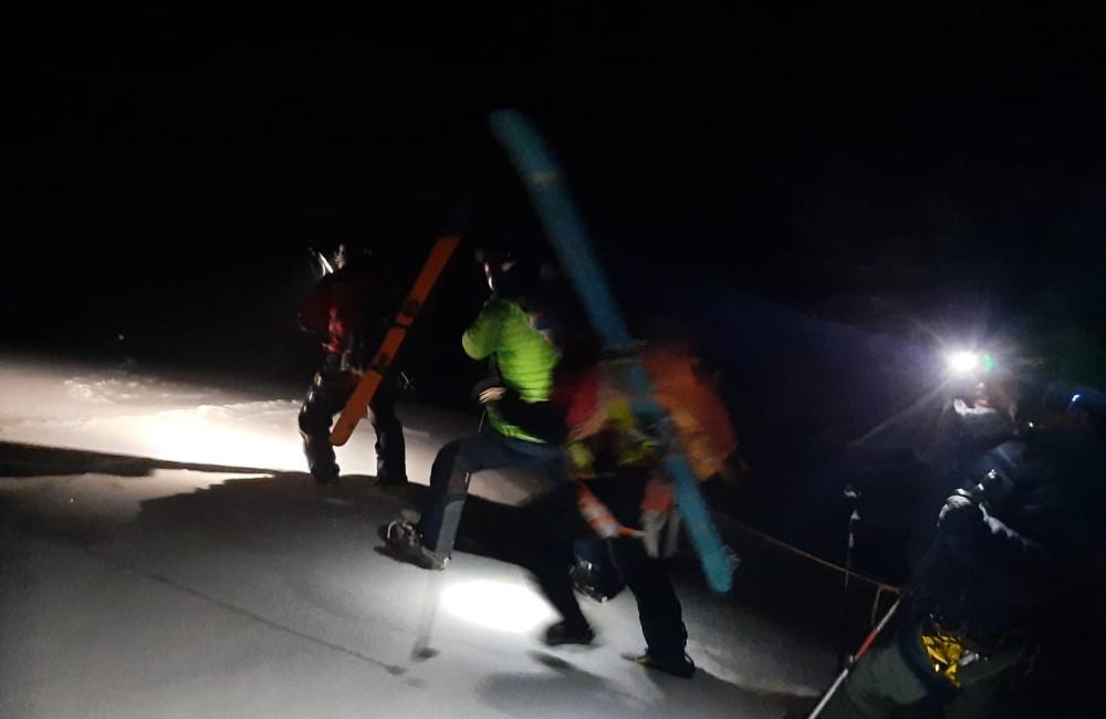 Foto: Otec s dcérou z Litvy zablúdili na Chopku a stratili lyže aj snowboard. Hľadali ich horskí záchranári