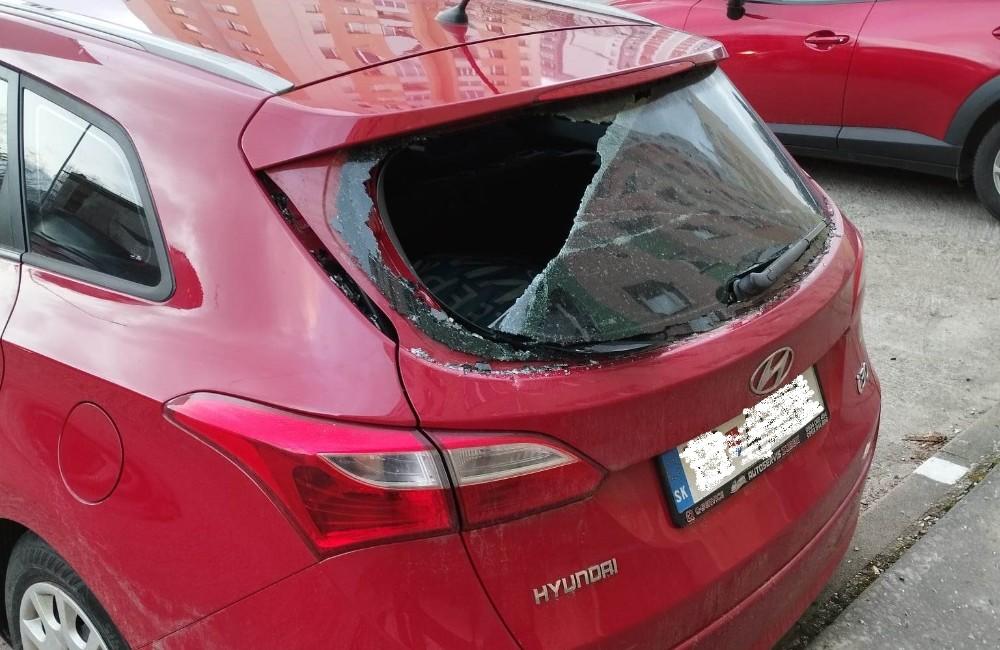 Foto: Na Solinkách bolo počas noci poškodené ďalšie auto, majiteľ prosí o pomoc s nájdením vinníka