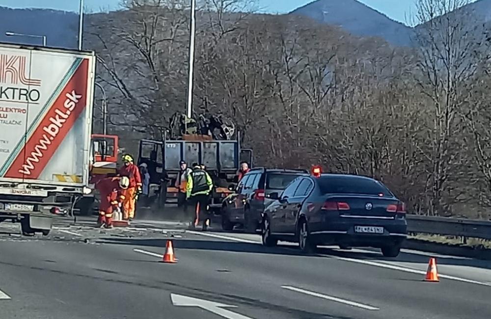 Foto: Vodič nákladiaku vyletel z cesty a zranil sa na križovatke v Martine, kde na semafore nefunguje oranžová