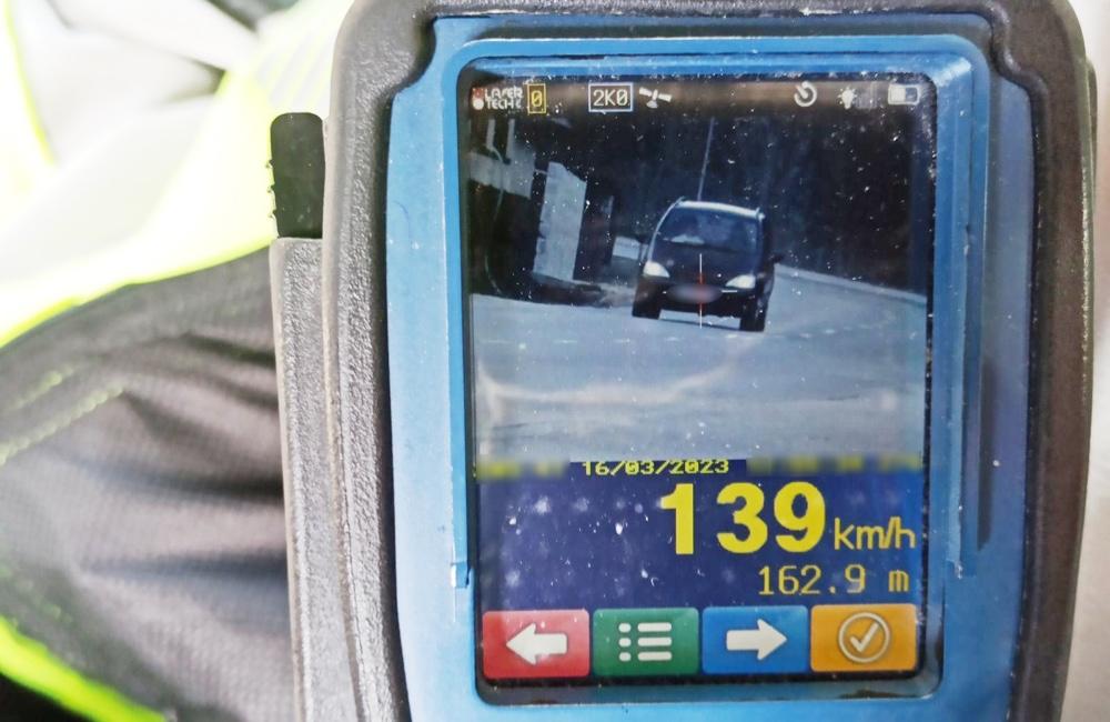 Foto: Polícia riešila priestupok 23-ročného vodiča v Oščadnici, povolenú rýchlosť prekročil o 90 kilometrov