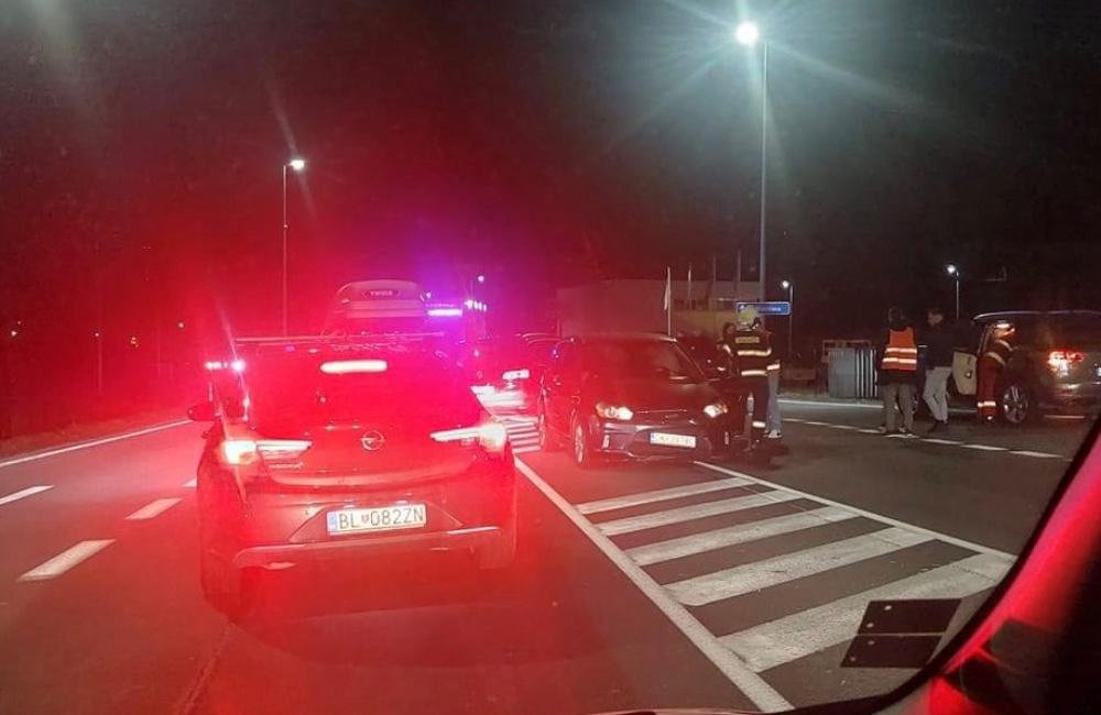 Foto: Na frekventovanej ceste I/18 v Žiline sa stala dopravná nehoda troch vozidiel, hasiči hlásia zranenia
