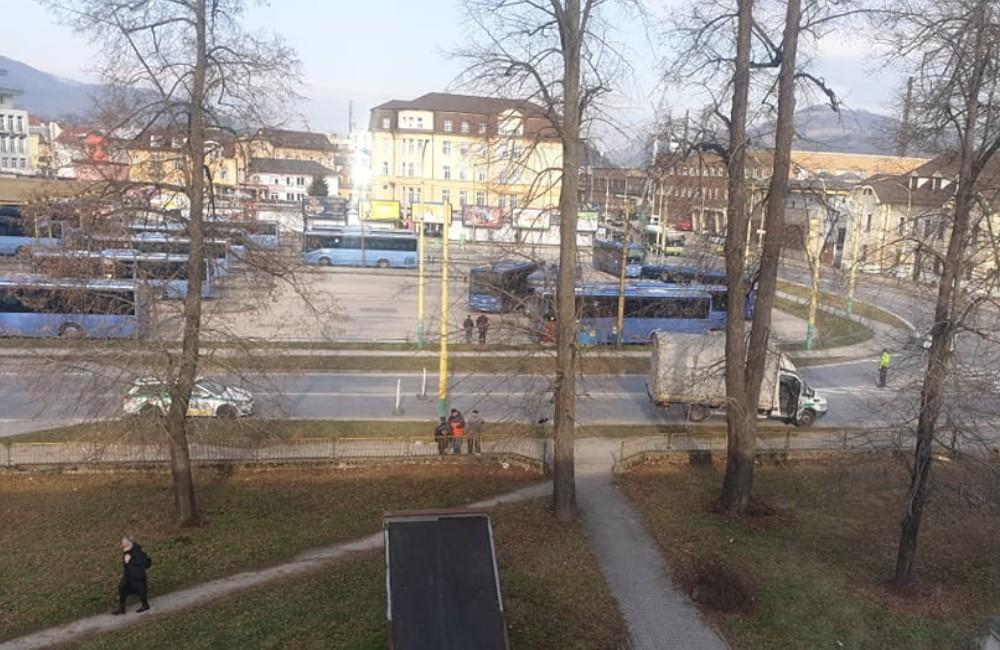 Foto: Doprava pri autobusovej stanici v Žiline je obmedzená, dôvodom je poškodená krajnica