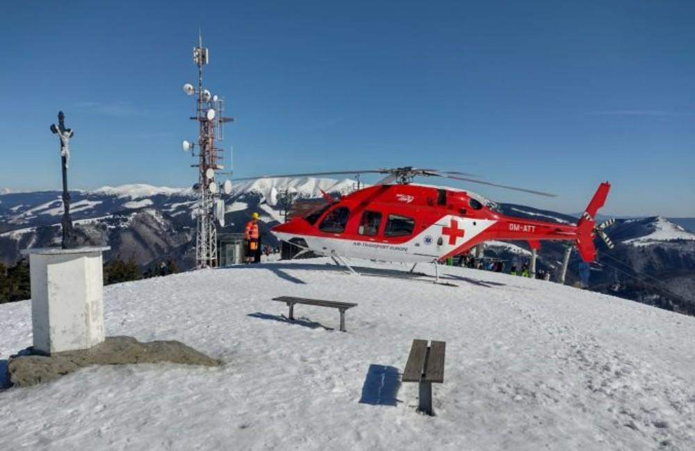 Záchranári na Donovaloch 50 minút oživovali lyžiara, ten napriek pomoci zomrel