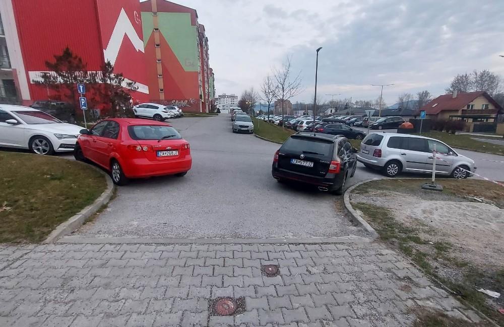 Foto: Vodiči na Hájiku svojimi vozidlami zablokovali výjazd automobilov zo súkromných garáží