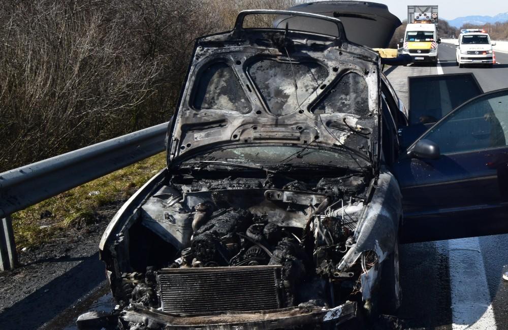 Foto: Na liptovskej diaľnici zhorelo auto, mladý vodič mal zákaz viesť motorové vozidlá