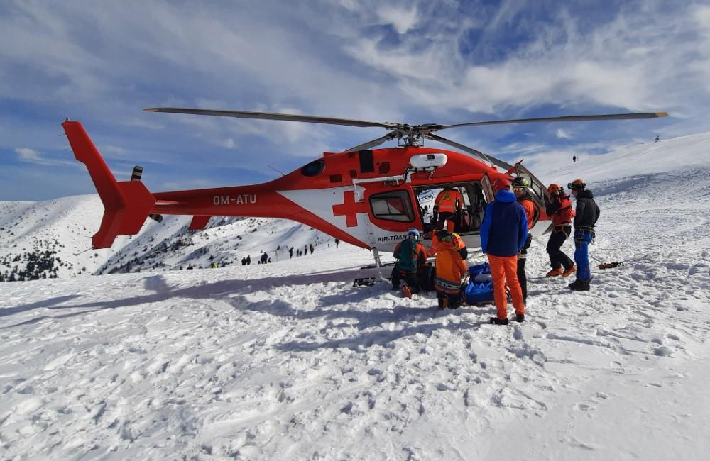 Foto: V snahe vyhnúť sa zrážke s lyžiarom si 69-ročný muž v Oščadnici zranil hlavu o skalu. Odviezol ho vrtuľník