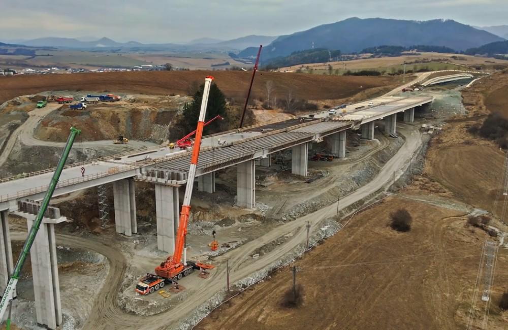 Foto: VIDEO: Z výstavby diaľnice D1 pri Žiline zverejnili ďalšie aktuálne zábery, posun je viditeľný na mostoch