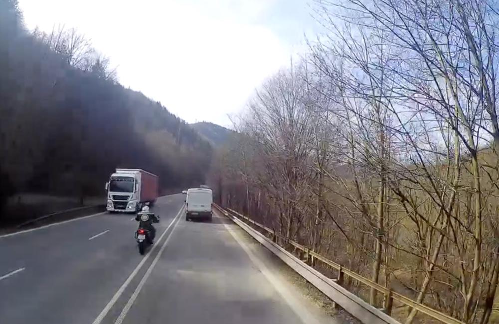 Foto: VIDEO: Motorkár pod Strečnom išiel predbiehať cez dvojitú čiaru, v protismere ho skoro nechal deliaci pás